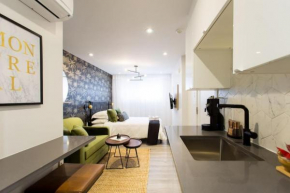 Palms Little Italy Studio with full bathroom by Denstays